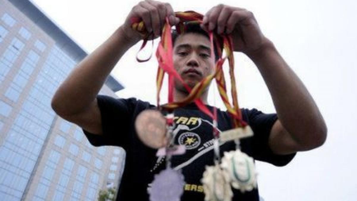 Un fost gimnast chinez, nevoit să cerşească pentru a supravieţui