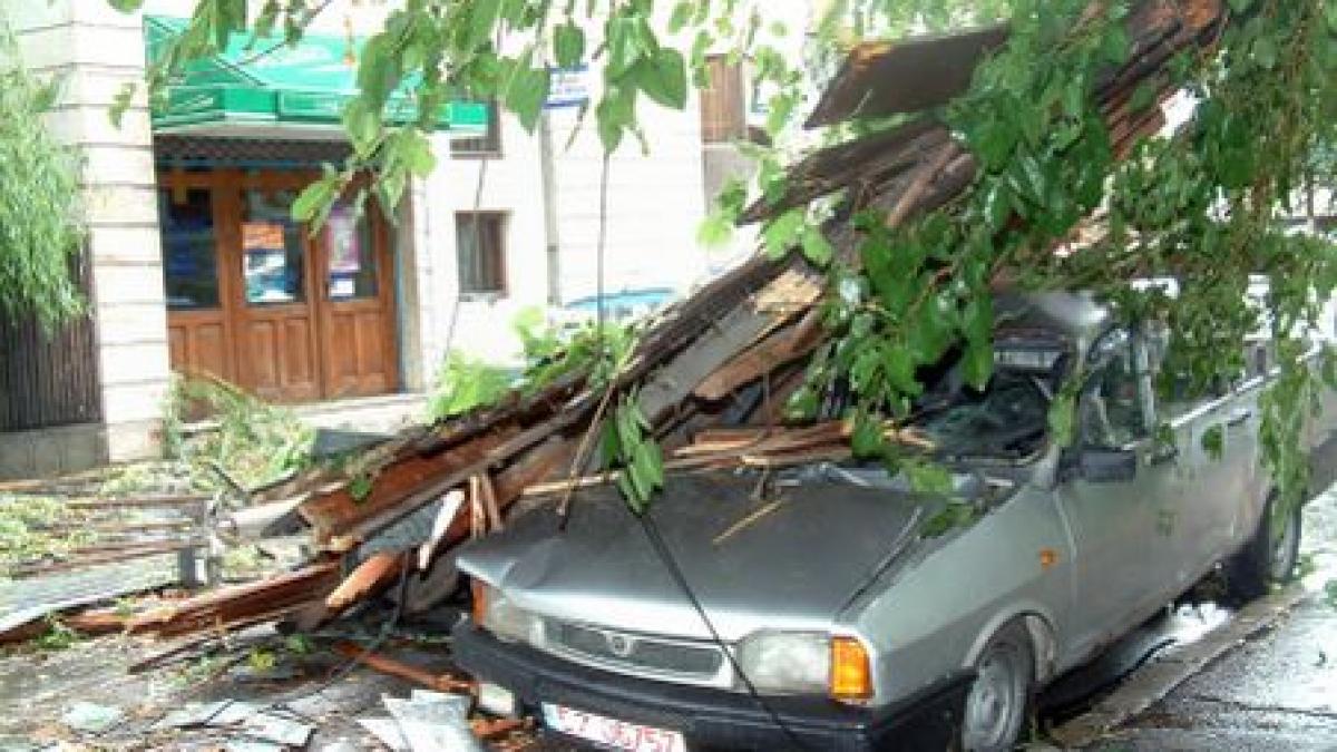 Atenţionarea cod galben a intrat în vigoare: Furtunile fac ravagii în nordul, sudul şi vestul ţării