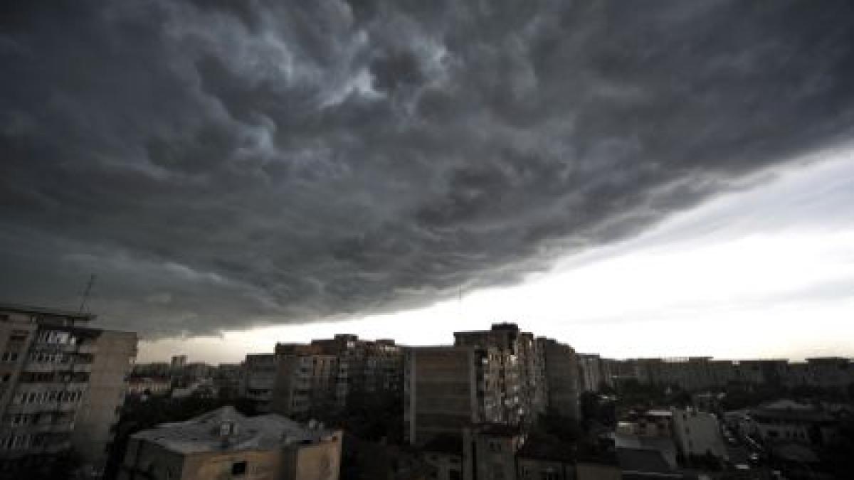 După caniculă, vin furtunile: Codul galben de vijelii a intrat în vigoare. Vezi prognoza meteo