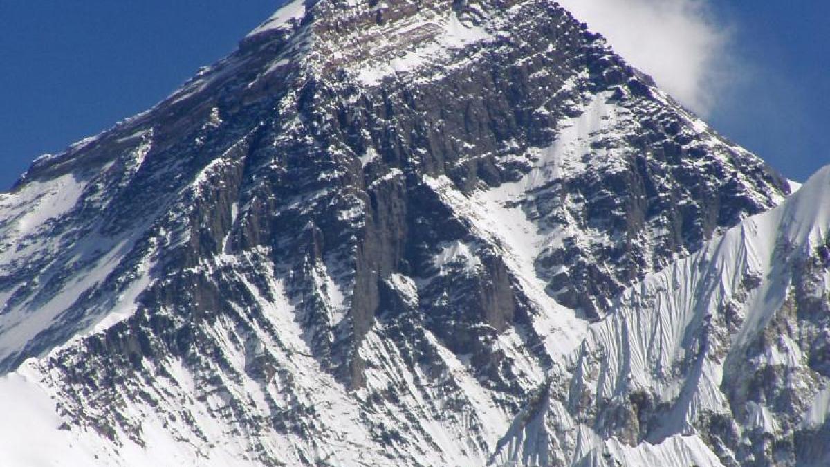 Guvernul din Nepal vrea să determine înălţimea exactă a muntelui Everest