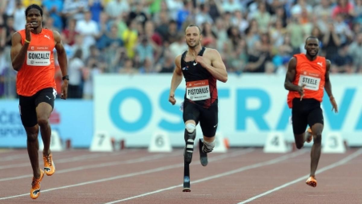 Sportivul cu proteze de carbon în locul picioarelor, Oscar Pistorius, s-a calificat la CM de atletism