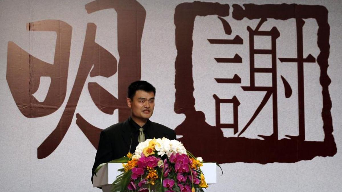 Yao Ming şi-a anunţat oficial retragerea din baschet