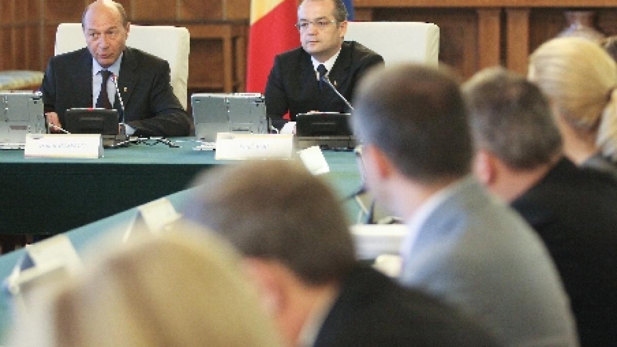 Opinie Adrian Mirsanu: Dacă vreţi să vindeţi Petrom, uitaţi de guvernul de la grădiniţă şi consorţiul său pitic!