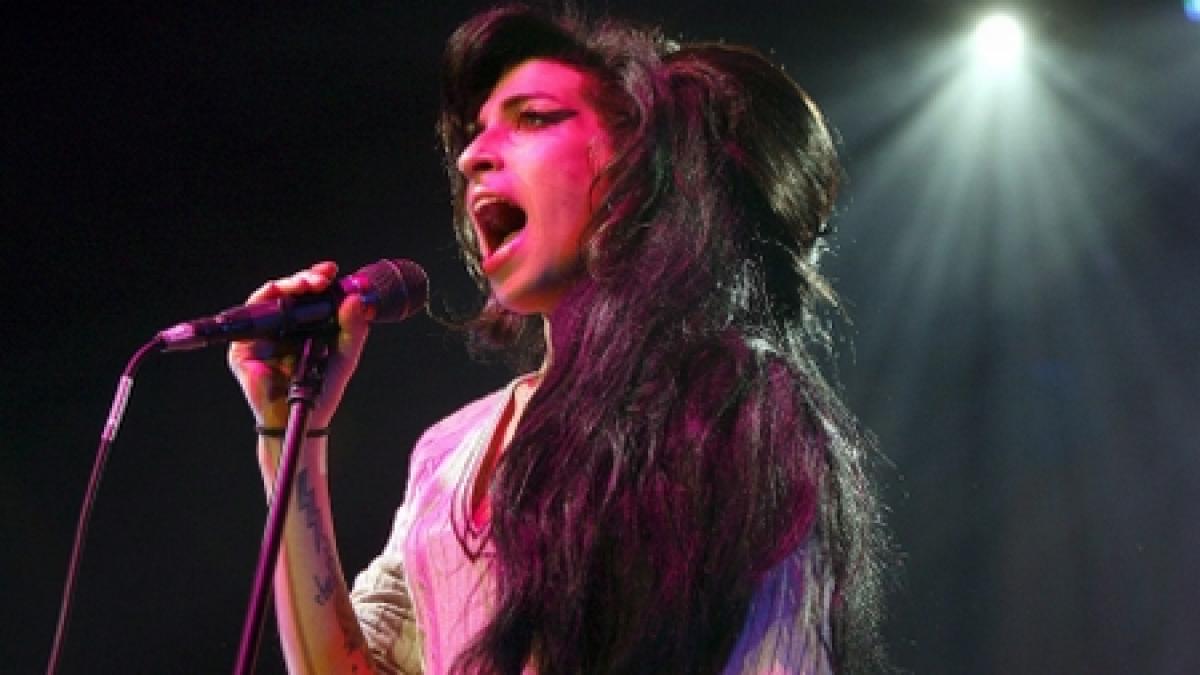 Ce a făcut Amy Winehouse cu 24 de ore înainte să moară. Vezi ultima apariţie scenică a artistei