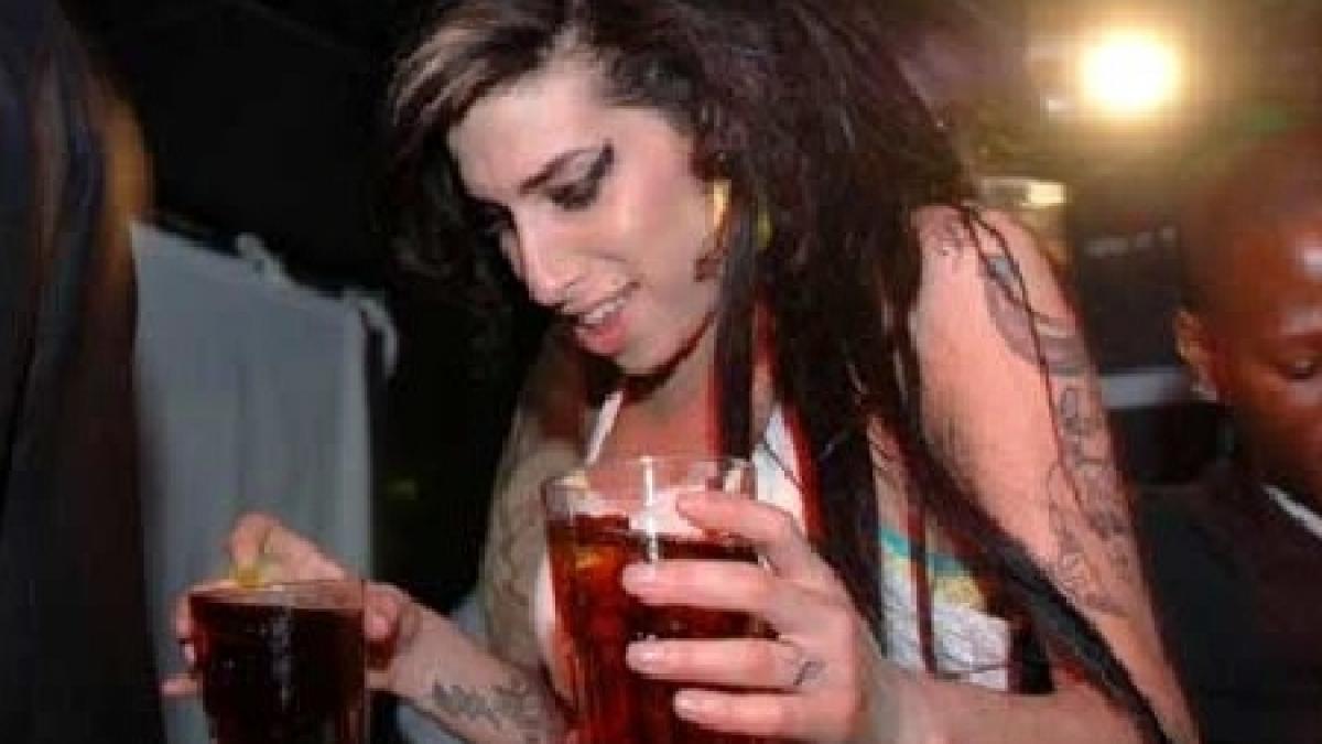 Amy Winehouse ar fi murit din cauza unui cocktail de droguri. Se așteaptă rezultatul autopsiei