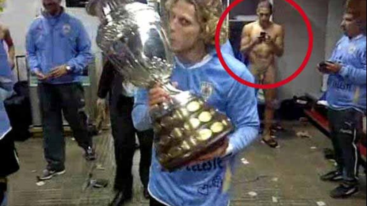 Cu trofeul la vedere: Caceres, gol-puşcă pe o filmare postată de Forlan pe Internet, după finala Copa America