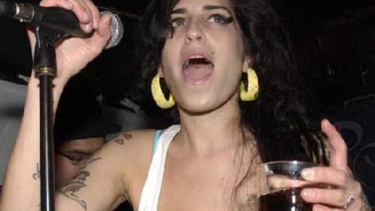 Faze memorabile &quot;marca&quot; Amy Winehouse. Vezi filmuleţe cu artista beată sau drogată în concert