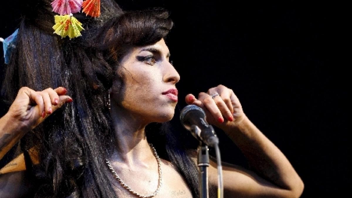 Moartea lui Amy Winehouse a crescut cu 37% vânzările la CD-urile sale