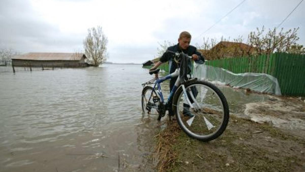 O comună din Vrancea, izolată de lume, după ce drumul de acces s-a surpat