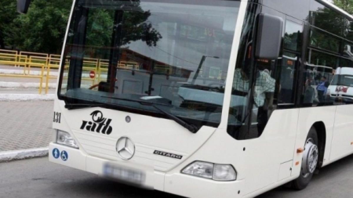 Constanţa. Un copil a căzut din autobuz, după ce s-a jucat la sistemul de siguranţă al maşinii