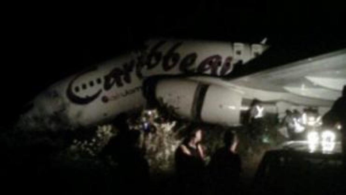 Un avion cu 163 de persoane la bord s-a rupt în două la aterizare. Nu au fost victime