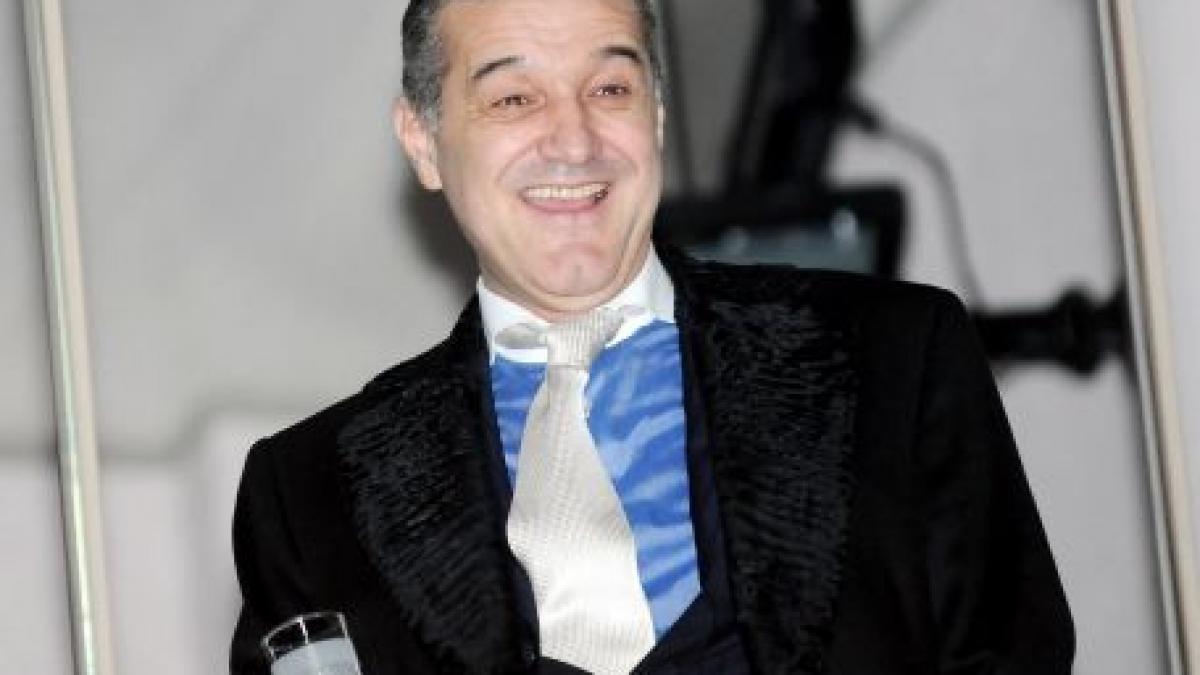 Gigi Becali a făcut spectacol la mare. Vezi aici cum conduce latifundiarul un skijet