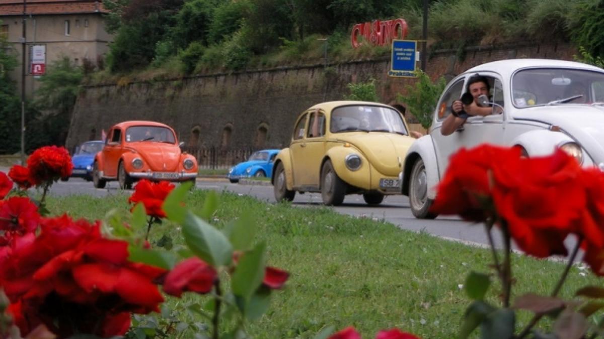 Paradă de &quot;broscuţe&quot; la Sibiu. Circa 70 de maşini de epocă s-au adunat la Sibiu Oldies Meeting