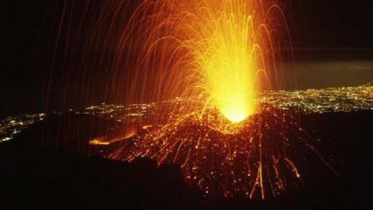 A erupt Etna: Vulcanul a aruncat flăcări şi lavă la peste 250 de metri în aer