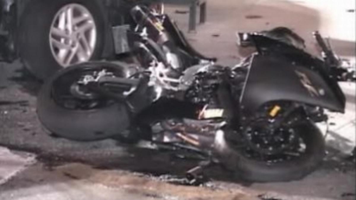 Două persoane aflate pe o motocicletă, rănite grav la Oradea, după impactul cu o maşină