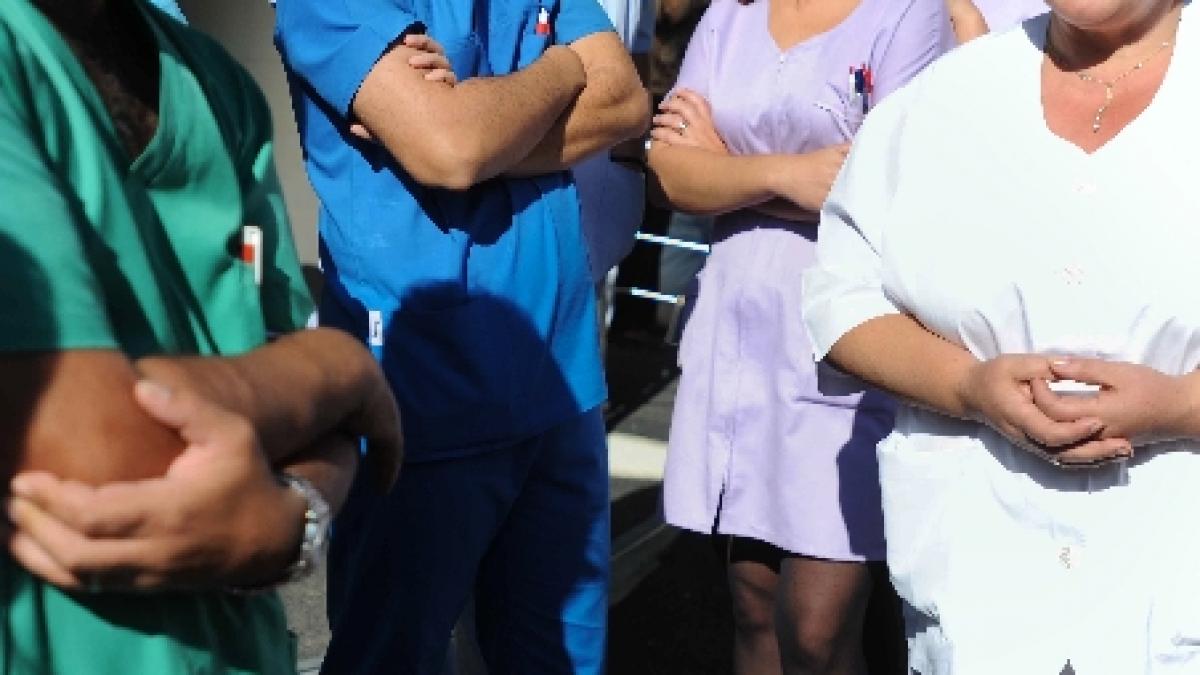 Neamţ. Protest al cadrelor medicale de la spital, faţă de tăierea salariilor şi a bonurilor