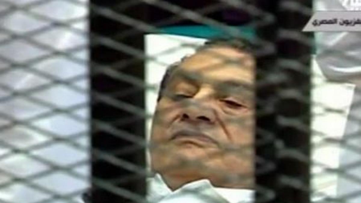 Hosni Mubarak a fost adus în sala de judecată într-o cuşcă, pe targă. Acesta a pledat &quot;nevinovat&quot;