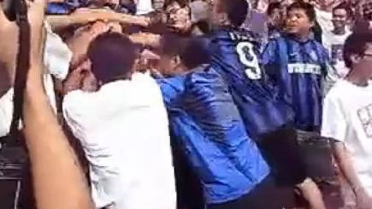 Un fan al lui AC Milan, dezbrăcat şi agresat de suporterii interişti din Beijing