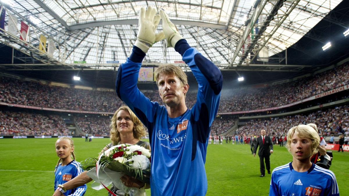 Van der Sar s-a retras oficial după un meci jucat în faţa a peste 50.000 de spectatori