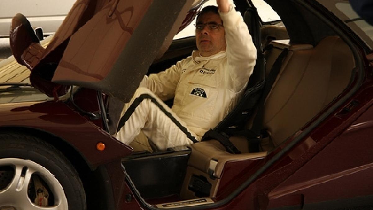 Mr. Bean şi-a distrus bolidul McLaren F1: Rowan Atkinson a ajuns la spital, iar maşina sa a luat foc