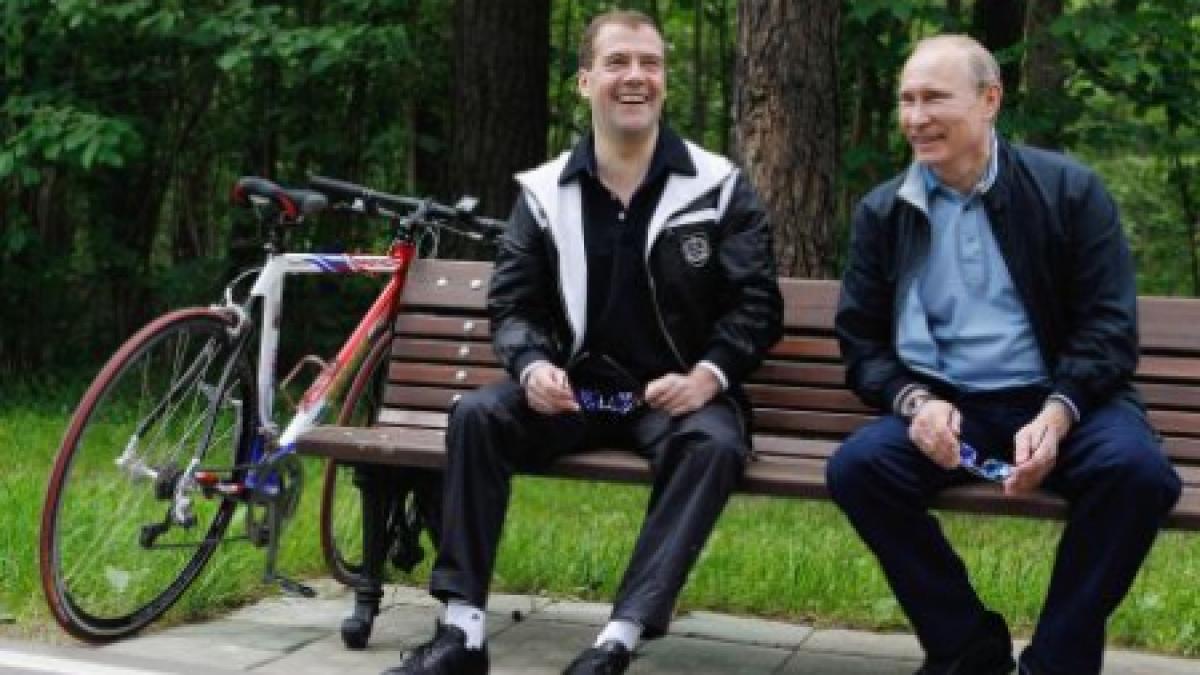 Tinerii ruși s-au plimbat pe biciclete duble prin Moscova pentru a susține tandemul Putin-Medvedev