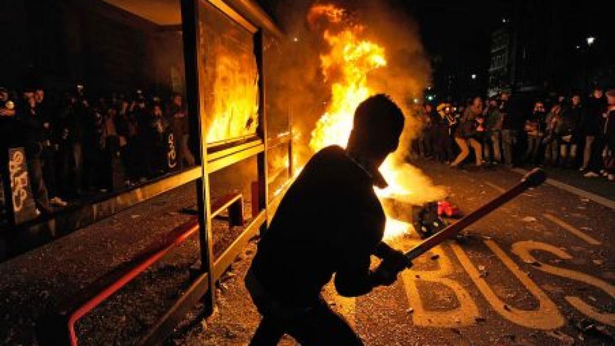 Un tânăr de 26 de ani a murit în urma protestelor violente din Londra. Găştile au incendiat cartiere întregi