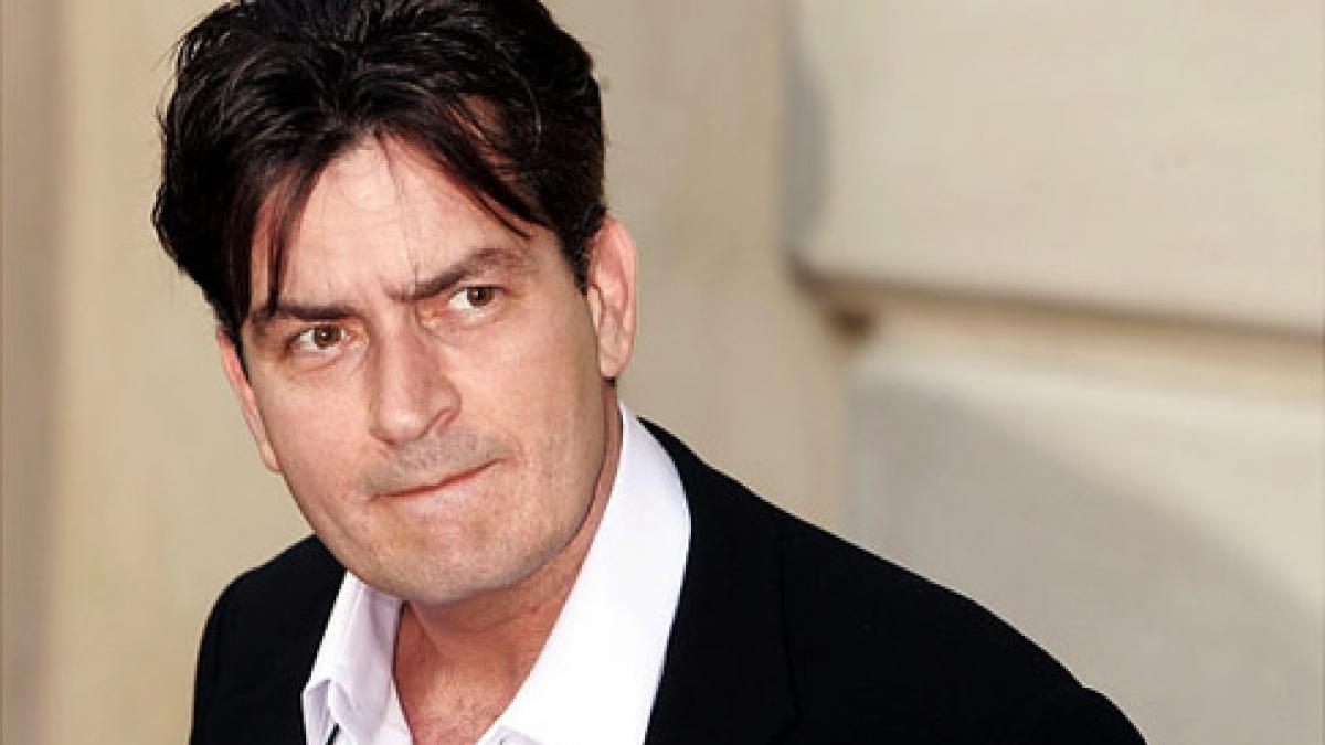 Personajul lui Charlie Sheen din &quot;Doi bărbaţi şi jumătate&quot;, omorât de un tren