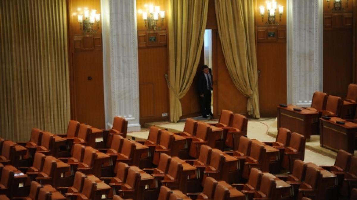 A început curăţenia generală în Parlament. Vezi aici cât costă întreţinerea Palatului