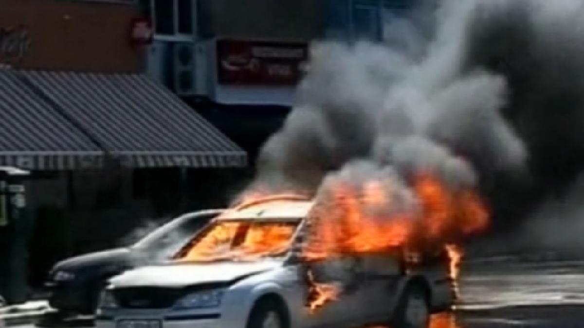 Bacău. O maşină a luat foc în trafic, norul de fum ridicându-se până la etajul 10 al blocurilor