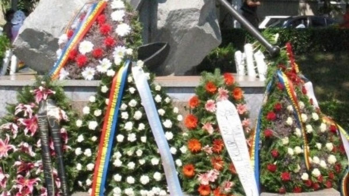 Ceremonia de depunere de coroane la &quot;Crucea Marinarilor&quot;, perturbată de revoluţionari