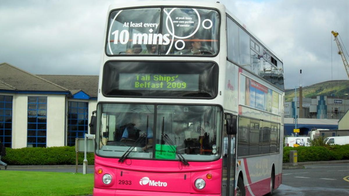 Un autobuz etajat din Belfast s-a răsturnat. Pasagerii au fost uşor răniţi