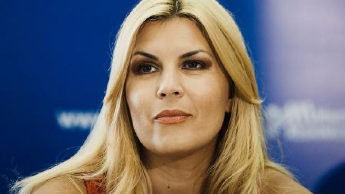 Elena Udrea: Am primit cadou rochia de la soţul meu. Femeile sunt discriminate în politică