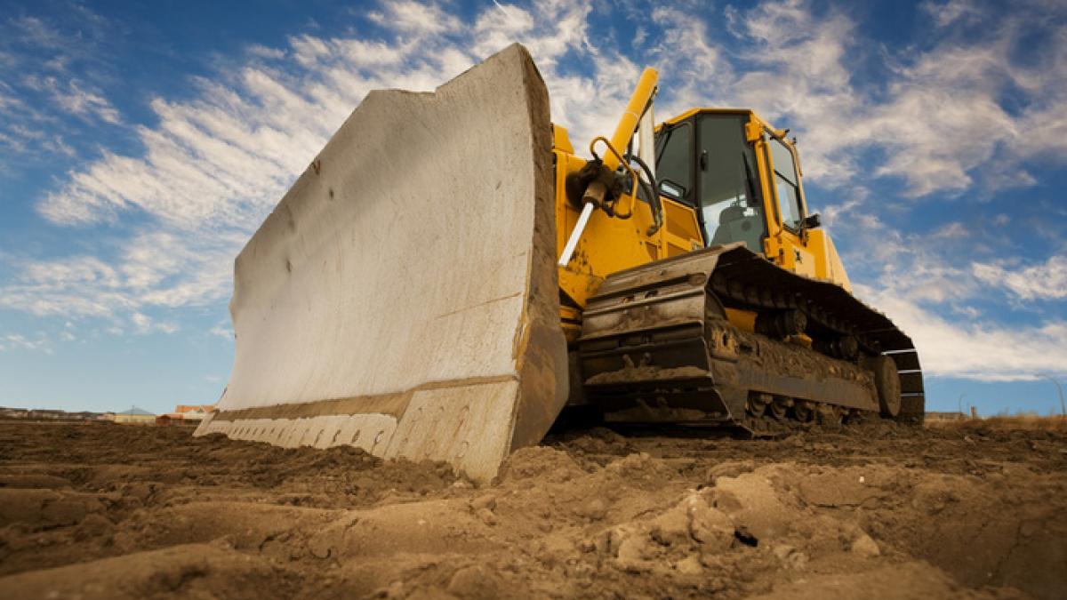 Incredibil! Un buldozer se plimbă pe plajă printre cearşafurile turiştilor