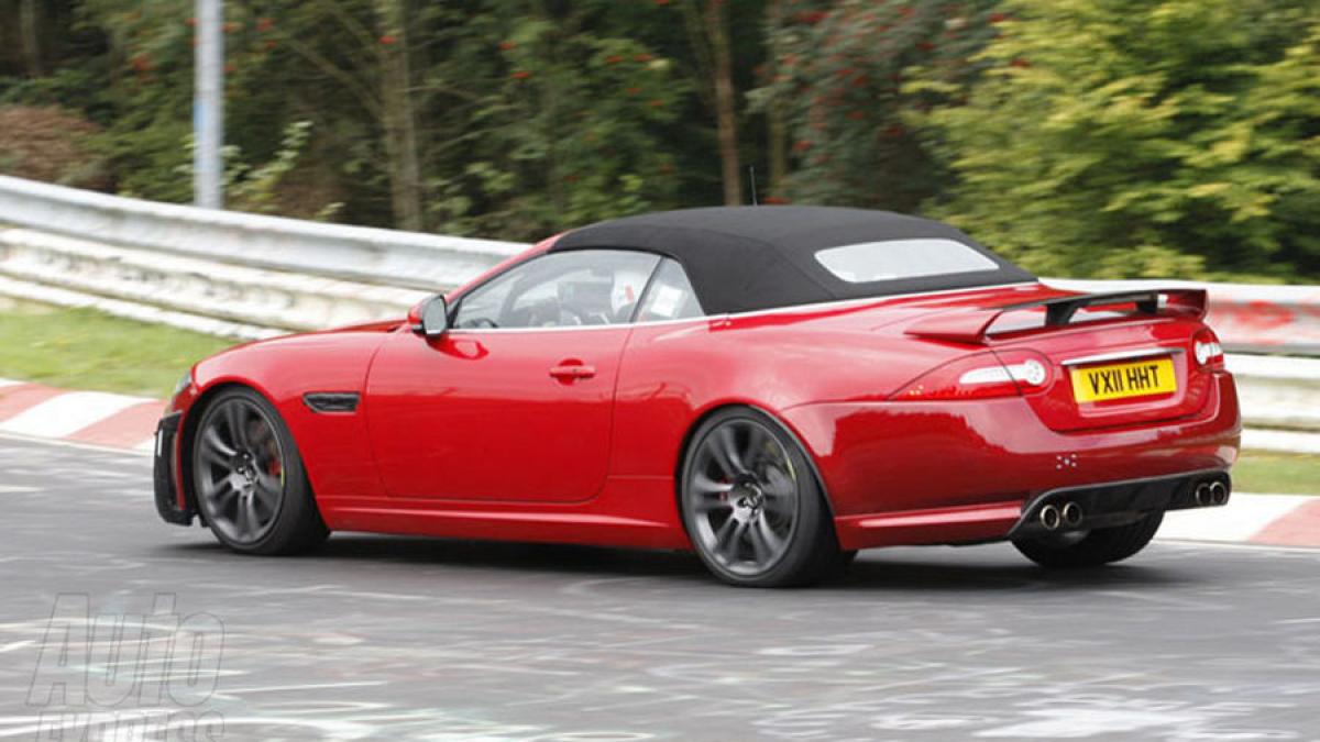 Jaguar XKR-S Cabrio, aproape de realitate. Imagini spion cu noua decapotabilă a britanicilor