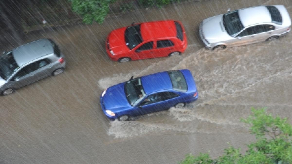 Zalău. O ploaie de zece minute a inundat mai multe gospodării şi străzile din oraş