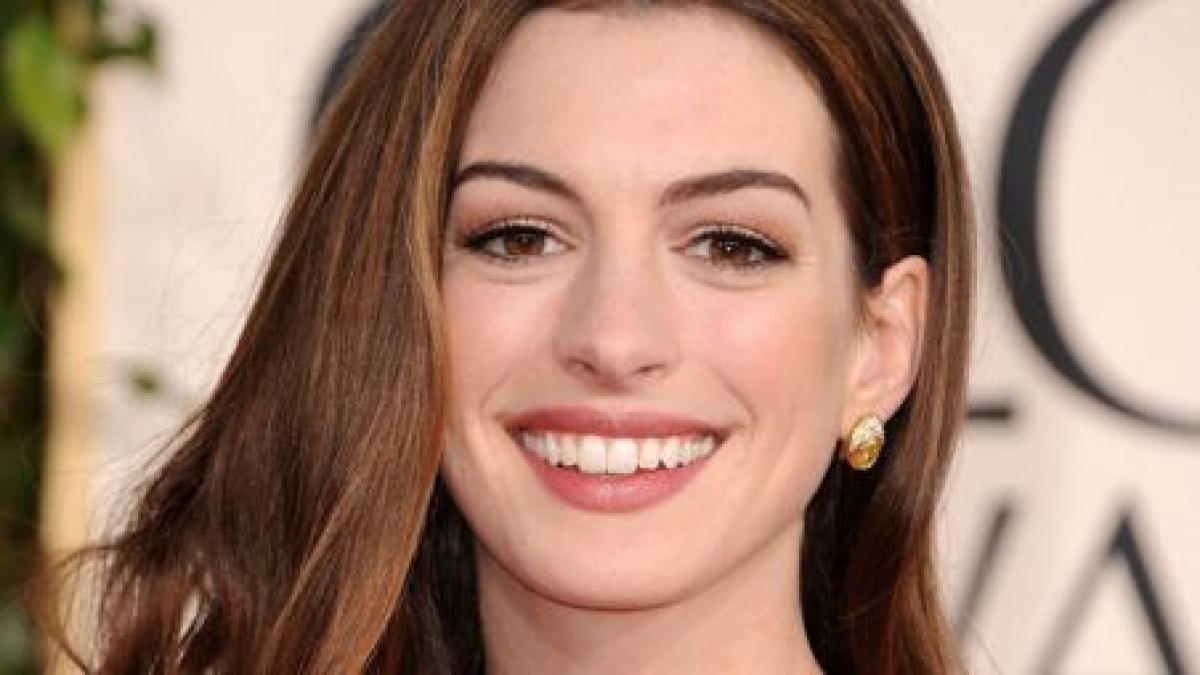 Actriţa Anne Hathaway cochetează şi cu muzica. Vezi ce stil cântă