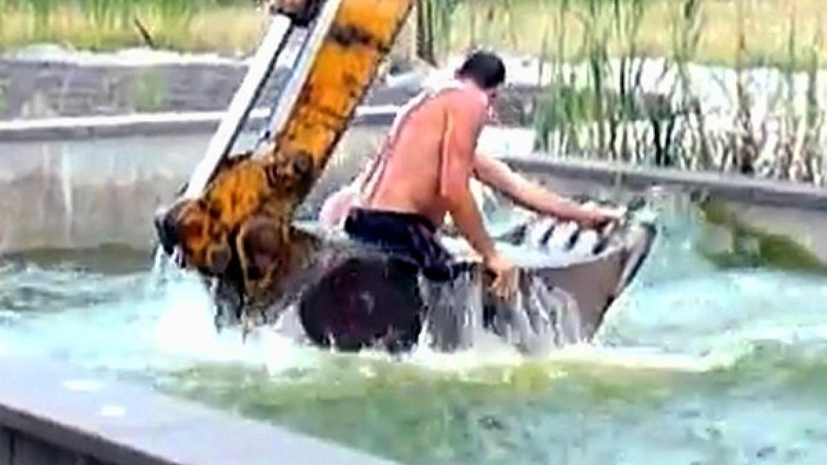 Distracţie ungurească: Cu excavatorul în piscină