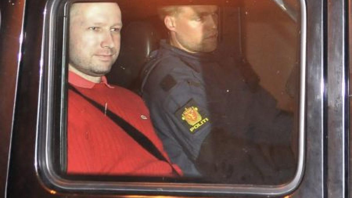 Anders Breivik rămâne încă patru săptămâni în izolare totală. Extremistul vroia să apară în frac la tribunal