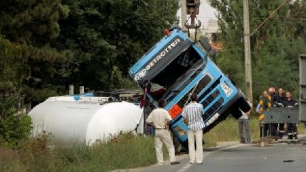 Neamţ. Un camion plin cu lemne s-a răsturnat peste patru maşini aflate în trafic