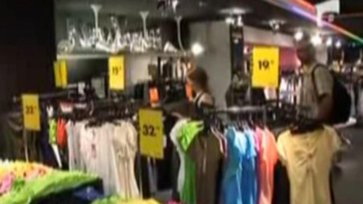 Reducerile de până la 80% la haine. Ofertele din magazine sunt pe ultima sută de metri