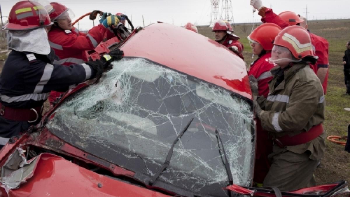 Accident rutier grav pe DN17. Patru oameni au murit şi şase au fost grav răniţi 