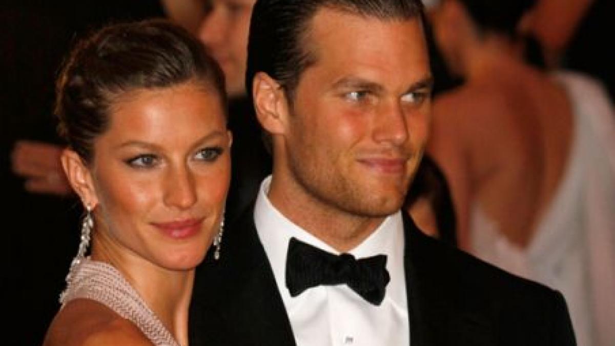 Modelul Gisele Bundchen şi jucătorul de fotbal american Tom Brady, cel mai bogat cuplu de vedete