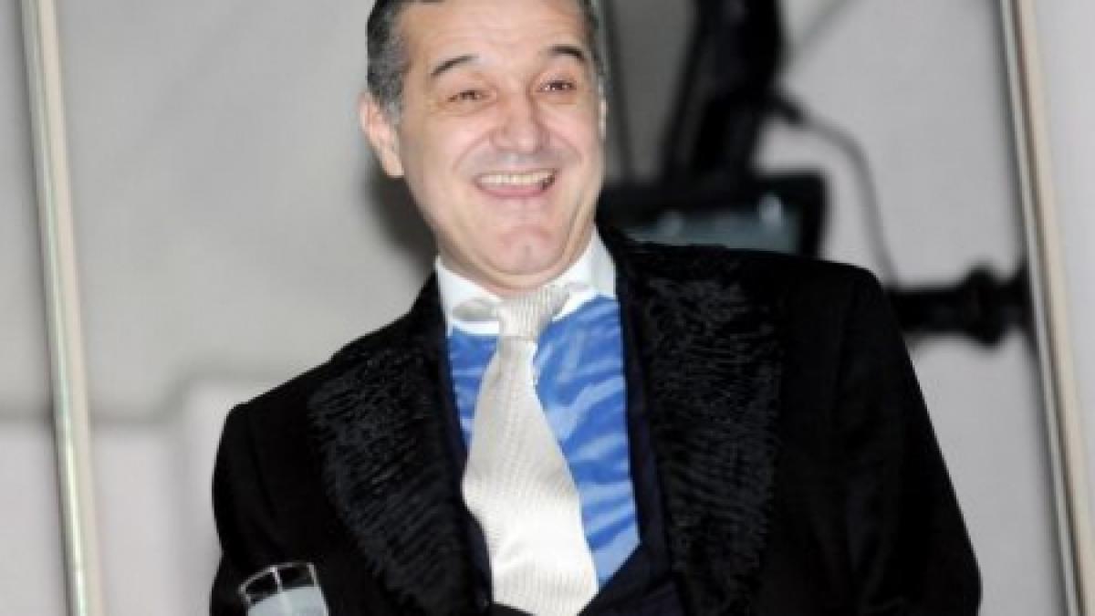 Gigi Becali a rupt şi a călcat în picioare un ziar sportiv: Au scris minciuni