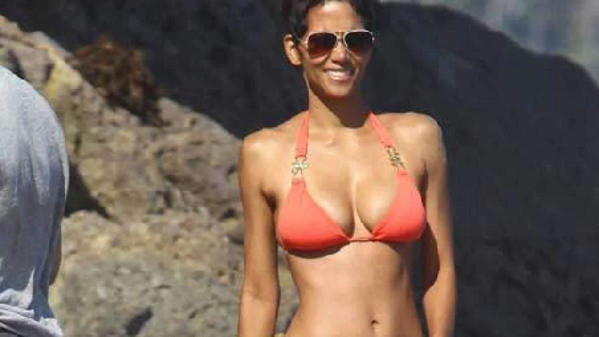 Halle Berry, extrem de sexy în bikini, la 45 de ani