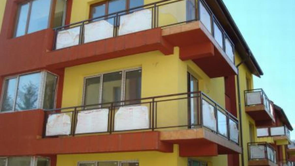 Balconul unui apartament din Timişoara s-a prăbuşit cu două persoane în el