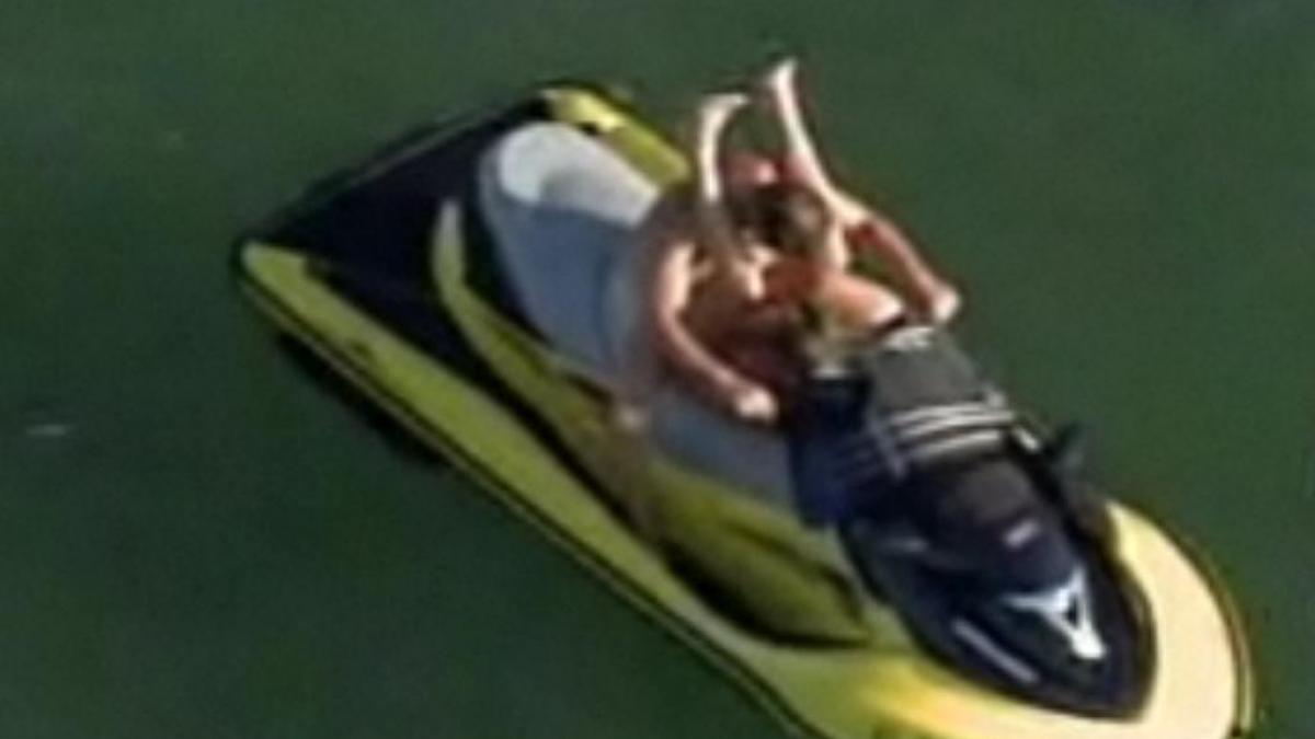 Partidă de sex pe jet ski, în largul mării