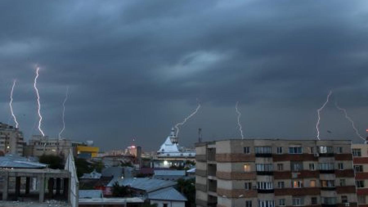 După caniculă, furtunile şi grindina au făcut ravagii în mai multe zone din ţară