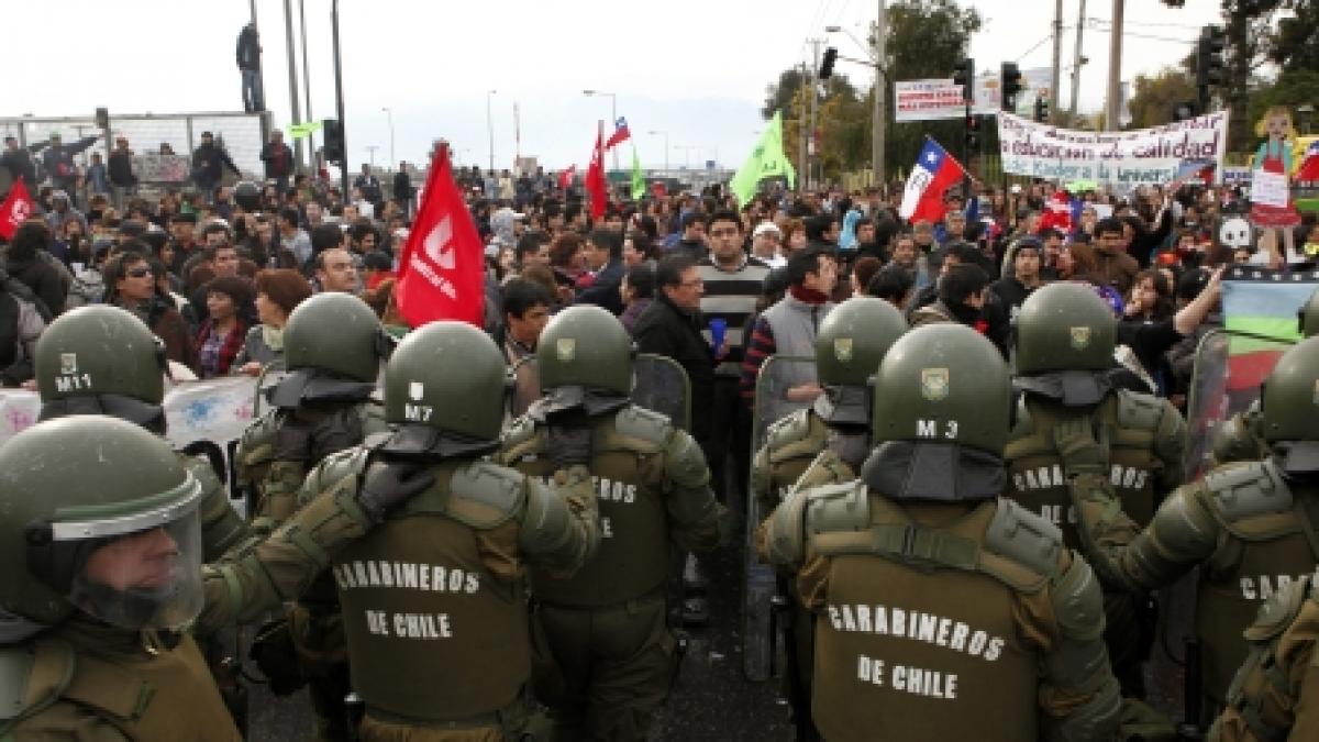 Proteste violente în Chile. Mii de studenţi au ieşit în stradă să-şi strige nemulţumirile