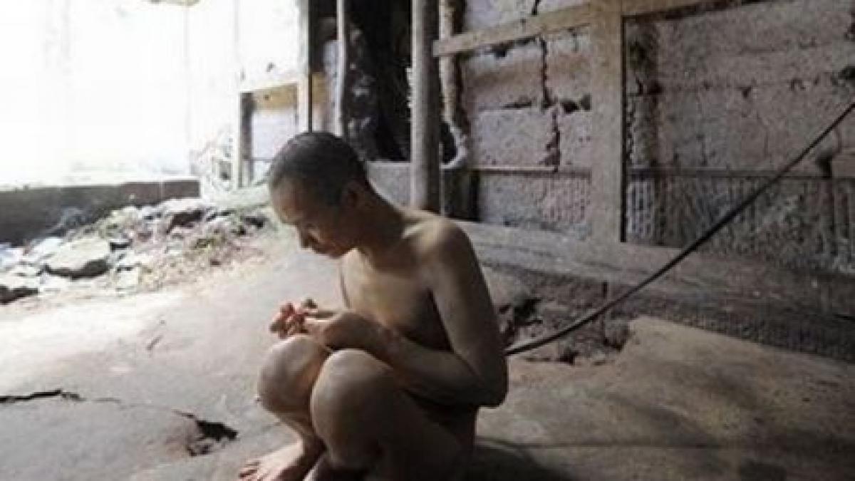 Şocant! Un chinez a fost ţinut în lanţuri 23 de ani de către mama sa