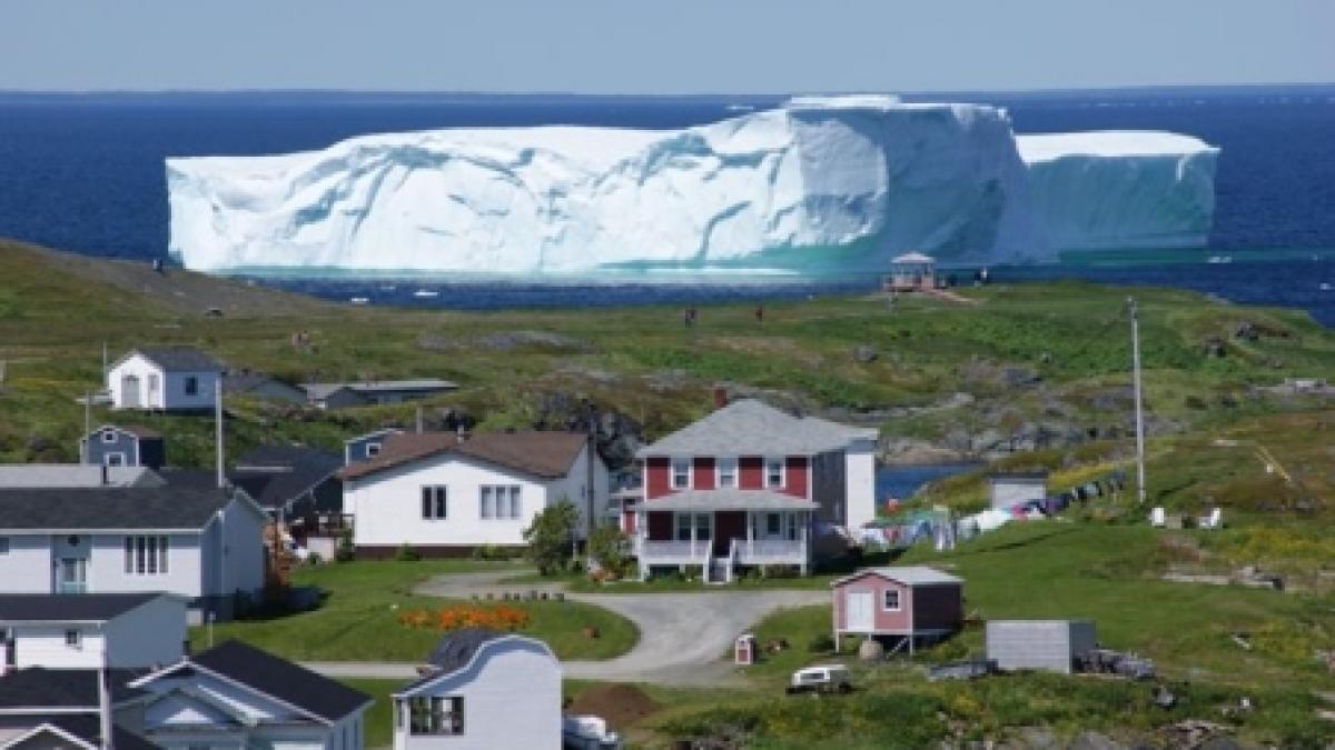 Un gheţar uriaş a blocat portul unui oraş din Canada